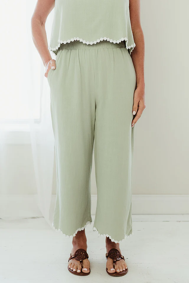 Aloe Scallop & Bloom Ankle Pants
