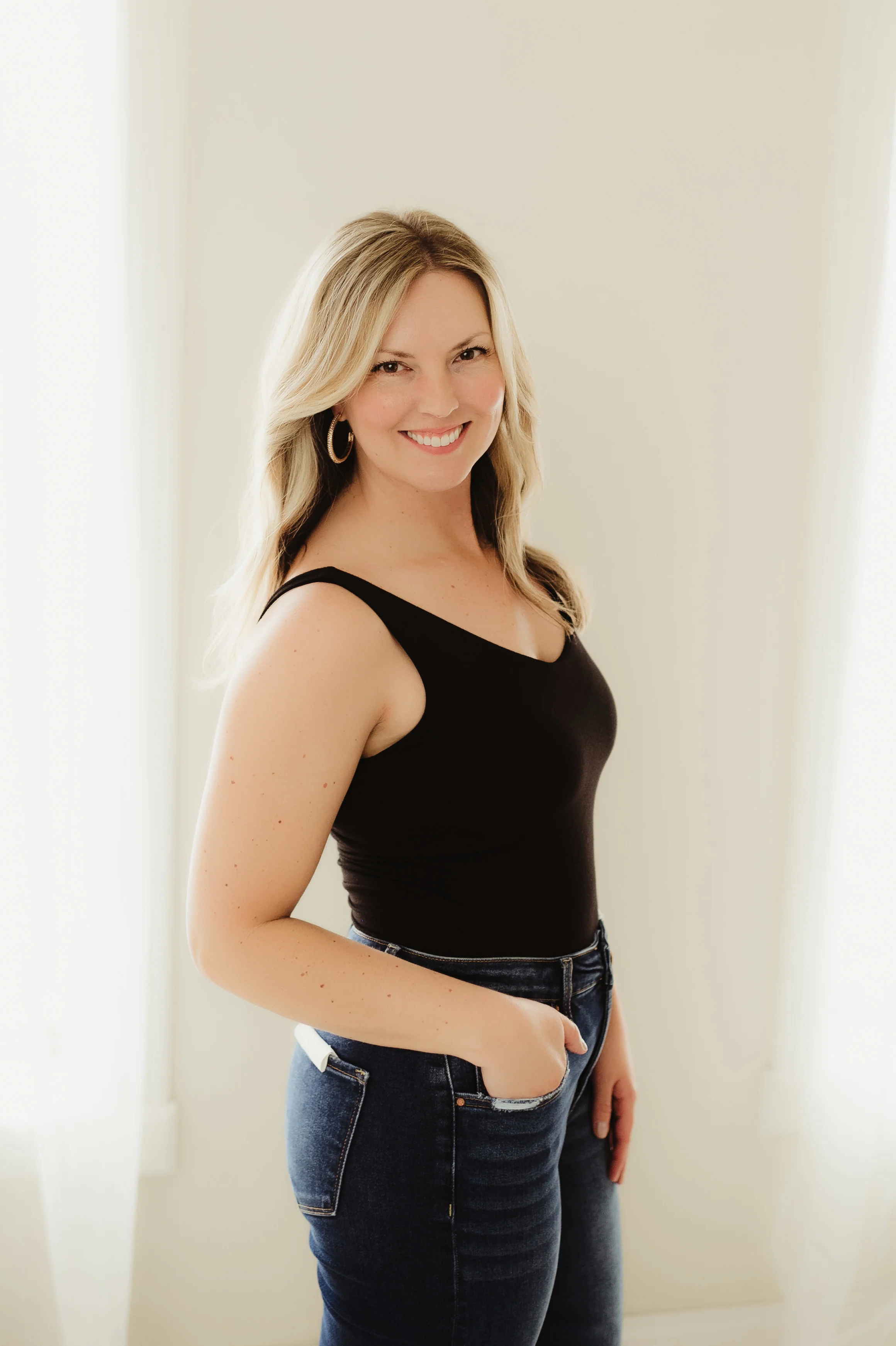 Black Polished Fit V-Neck Tank - Image 2